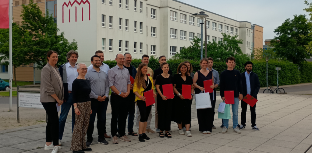 Gruppenfoto aller Gewinner:innen, Platzierten und der Jury