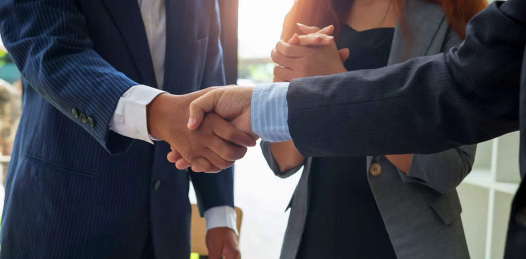 Synonym für Kooperation zwischen Startup und Unternehmen: Handschlag zwischen zwei Personen