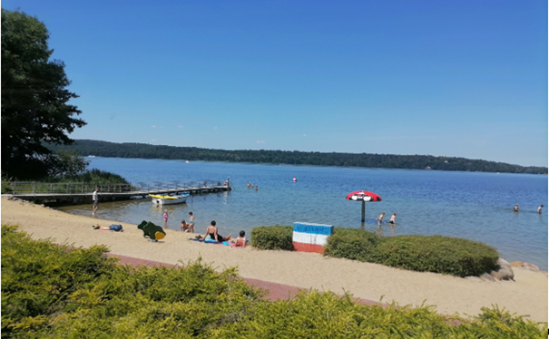 Synonym für Tourismusbarometer: Blick auf einen kleinen Strand mit Badegästen