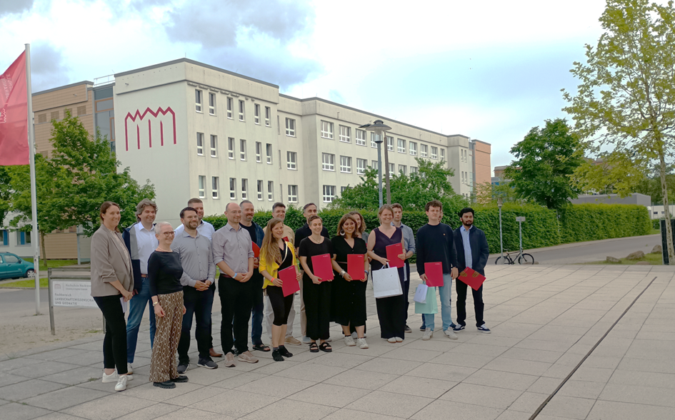 Gruppenfoto der Gewinner:innen und Sponsoren beim Inspired Wettbewerb in der HS Neubrandenburg