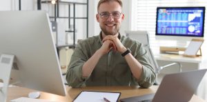 Geldanlage für Gründer in Krisenzeiten: Unternehmer prüft Finanzdaten und Investitionsstrategien