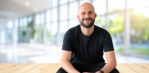Porträt von Hannes Trettin vor hellem Hintergrund. Der Gründer und Unternehmer engagiert sich mit Project Bay und Founders Bay für Innovation und Unternehmertum in Mecklenburg-Vorpommern.