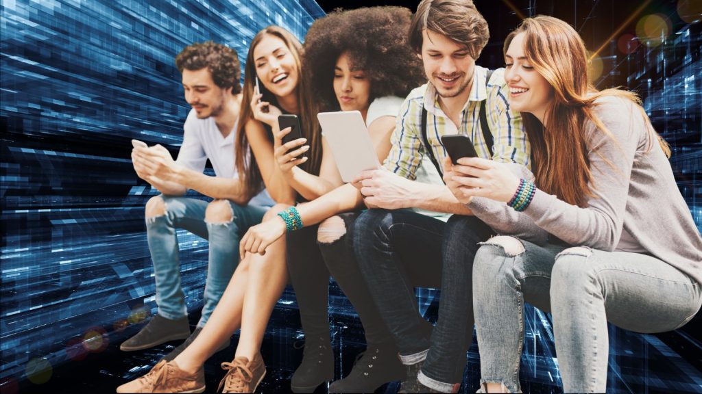 Gruppe junger Menschen mit Smartphones und Tablet vor digitalem Zukunftshintergrund als Symbol für Fachkräfte, Innovation und Unternehmertum von morgen.